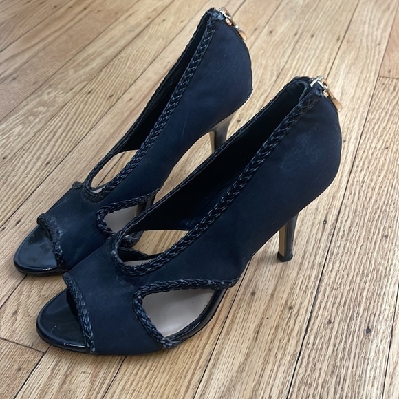 Tahari Black Loretta Peep Toe Cutout Heels Size 6.5 - Picture 2 of 7